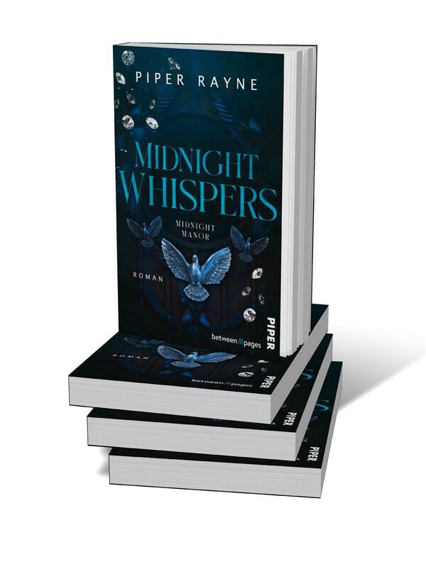 Bücherstapel des Buches „Midnight Whispers“