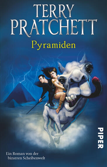 Das Buchcover zeigt einen blauen, fantastischen Hintergrund mit dramatischen Wolken und einer Silhouette von Pyramiden. Im Vordergrund reitet eine Figur in dunkler Kleidung auf einem großen, lustigen Kamel, während eine weibliche Figur mit lockigem Haar und einem weißen Gewand ihn umarmt. Der Titel „Pyramiden“ ist in großen, goldenen Buchstaben oben platziert, und der Name des Autors „Terry Pratchett“ steht darüber in ebenfalls goldener Schrift. Am unteren Rand ist der Verlagsname „PIPER“ in weißer Schrift zu sehen.