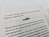 Außenansicht des Buches „Ride with me – Die Rennstrecke ist sein Leben, bis sie ihn aus der Spur bringt “