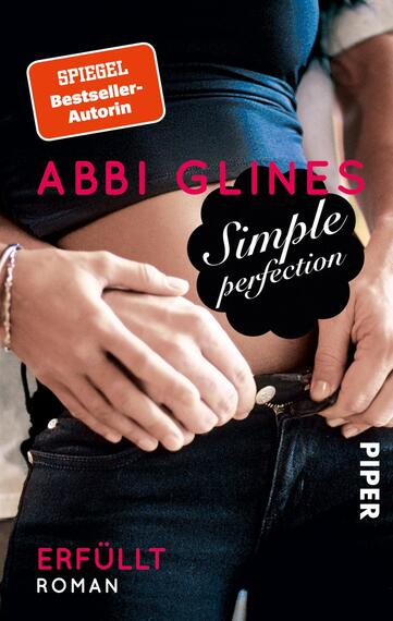 Das Buchcover zeigt die Hände eines Paares, die sich zärtlich um die Taille einer Person legen. Die Farben sind überwiegend in dunklen Tönen gehalten, wobei die Hände und der Bauch im Fokus stehen. Der Titel „Simple perfection“ ist in geschwungener, weißer Schrift auf einem schwarzen Hintergrund platziert. Die Autorin Abbi Glines wird in leuchtendem Pink über dem Titel genannt. Oben links befindet sich ein abgerundetes rotes Etikett mit dem Text „SPIEGEL Bestseller-Autorin“. Das gesamte Cover vermittelt eine intime und emotional aufgeladene Atmosphäre.