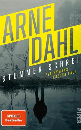 Das Buchcover zeigt eine düstere, neblige Landschaft mit einem stillen Gewässer, in dem sich die Umgebung spiegelt. Der Titel „STUMMER SCHREI“ ist in markantem Gelb hervorgehoben, darunter steht in kleinerer Schrift „Eva Nymans erster Fall“. Der Name des Autors „ARNE DAHL“ hebt sich ebenfalls in kräftigem Gelb ab. Die Atmosphäre wirkt geheimnisvoll und spannungsgeladen, passend zu einem Kriminalroman. In der unteren linken Ecke befindet sich ein rotes Label mit dem Text „SPIEGEL Bestseller“.