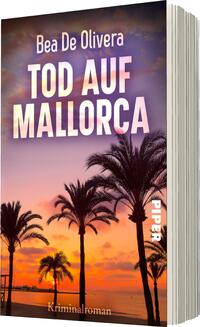 Das Buchcover zeigt eine malerische Küstenlandschaft von Mallorca während eines Sonnenuntergangs. Der Himmel ist in warmen Orange- und Violetttönen gehalten, während silhouettes von Palmen im Vordergrund zu sehen sind. Der Titel „TOD AUF MALLORCA“ ist auffällig in großen weißen Buchstaben platziert, darüber steht der Name der Autorin, Bea De Olivera, in einer eleganten Schrift. Am unteren Rand befindet sich der Vermerk „Kriminalroman“ in kleinerer Schrift und das Verlagslogo „PIPER“.