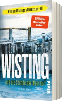 Das Buchcover zeigt eine melancholische Küstenszene mit einem alten Holzsteg, der ins Meer führt. Die dominante Farbe ist ein kaltes Blau, das Ruhe und Geheimnis vermittelt. Darüber steht in großen, weißen Buchstaben der Titel „WISTING“ von Jørn Lier Horst, gefolgt von „und die Stunde der Wahrheit“ in einer kleineren Schrift. Oben links befindet sich ein gelbes Banner mit dem Text „SPIEGEL Bestseller-Autor“. Ein rotes Kästchen hebt hervor: „William Wistings allererster Fall“.