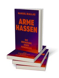 Bücherstapel des Buches „Arme hassen“