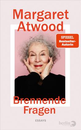 Das Buchcover zeigt eine Porträtaufnahme von Margaret Atwood mit lächelndem Gesichtsausdruck vor einem sanften, rosa Hintergrund. Ihr graues Haar ist lockig und die Gesichtszüge strahlen Freundlichkeit aus. Der Titel „Brennende Fragen“ ist in großen, leuchtend roten Buchstaben platziert, während der Name „Margaret Atwood“ darüber ebenfalls in roter Schrift erscheint. Ein gelbes Rechteck in der oberen rechten Ecke trägt den Text „SPIEGEL Bestseller-Autorin“. Unten steht in kleinerer Schrift „ESSAYS“.