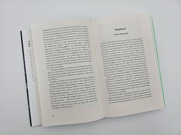 Außenansicht des Buches „Die Elemente der Marie Curie“