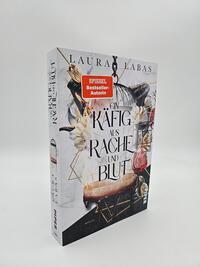 Außenansicht des Buches „Ein Käfig aus Rache und Blut“
