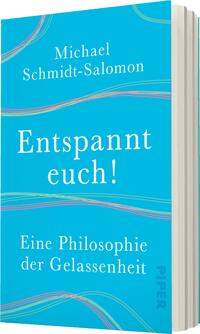 Das Buchcover zeigt einen hellblauen Hintergrund mit sanften, geschwungenen Linien in verschiedenen Farben. Der Titel „Entspannt euch!“ ist in großer, weißer Schrift zentral platziert. Darunter steht in kleinerer, ebenfalls weißer Schrift der Untertitel „Eine Philosophie der Gelassenheit“. Oben auf dem Cover ist der Name des Autors, Michael Schmidt-Salomon, in schlichter, weißer Schrift abgedruckt. Die Gesamtwirkung vermittelt eine ruhige und entspannte Atmosphäre.
