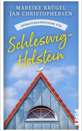Das Buchcover zeigt die obere Ansicht eines typischen norddeutschen Hauses mit einem blauen Dach und einer roten Dachkante. Über dem Gebäude strahlt ein klarer blauer Himmel. In der Mitte sitzt ein weißer Vogel auf dem oberen Ende des Daches. Der Titel „Schleswig-Holstein“ ist in einer schwungvollen gelben Schriftart platziert, während der Untertitel „Gebrauchsanweisung für“ in einer etwas kleineren, weißen Schrift auf einem blauen Banner erscheint. Die Autoren, Mareike Krügel und Jan Christophersen, sind am oberen Rand in schlichter schwarzer Schrift vermerkt.