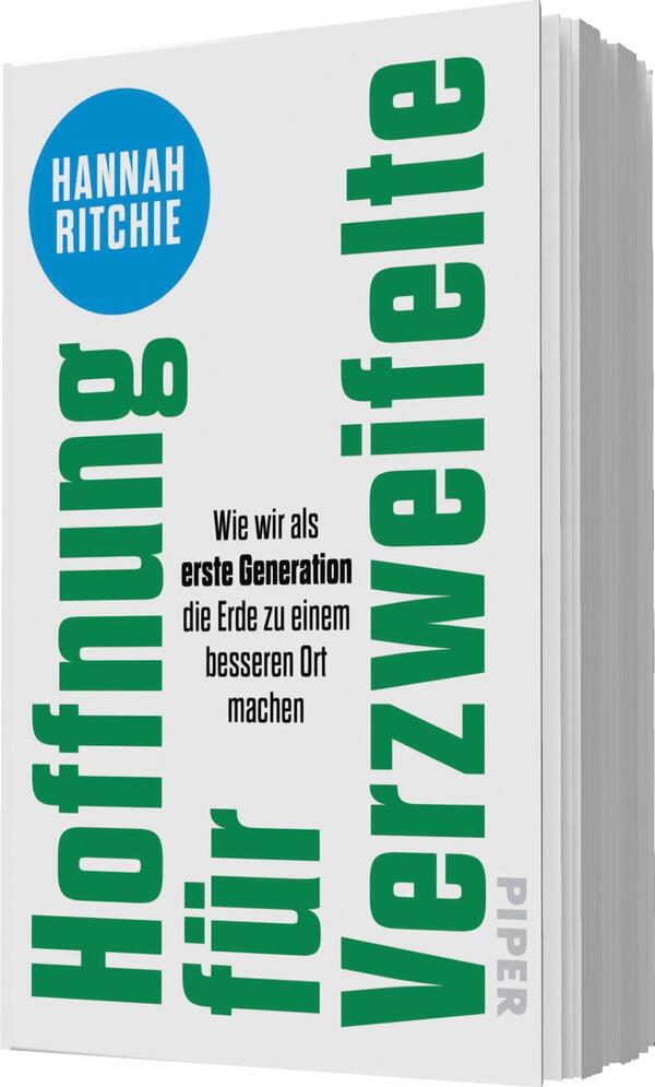 Das Buchcover zeigt einen hellen, weißen Hintergrund. Im oberen Bereich befindet sich ein blauer Kreis mit dem Namen „Hannah Ritchie“ in weißer Schrift. Darunter steht der Titel „Hoffnung für Verzweifelte“ in großen, grünen Buchstaben, die linksbündig angeordnet sind. Darunter folgt der Untertitel „Wie wir als erste Generation die Erde zu einem besseren Ort machen“ in schwarzer Schrift, kleiner und im mittleren Drittel platziert. Am unteren Rand ist der Verlagsname „PIPER“ in grau zu sehen. Die Gestaltung vermittelt Optimismus und eine klare Botschaft.