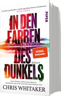 Das Buchcover zeigt einen künstlerisch gestalteten Hintergrund mit einem Wald, der sich in einem ruhigen Gewässer spiegelt. Die Farben variieren von kräftigem Lila bis zu sanften Rottönen und stellen eine düstere, geheimnisvolle Atmosphäre dar. Der Titel „IN DENFARBEN DES DUNKELS“ ist in großen, auffälligen Buchstaben geschrieben und nimmt die obere Hälfte des Covers ein. Unterhalb des Titels befindet sich der Zusatz „ROMAN“ sowie der Verweis „SPIEGEL Bestseller“ in einem roten Kästchen. Der Autor Chris Whitaker ist am unteren Rand des Covers in Schwarz aufgeführt.