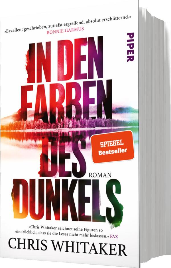 Das Buchcover zeigt einen künstlerisch gestalteten Hintergrund mit einem Wald, der sich in einem ruhigen Gewässer spiegelt. Die Farben variieren von kräftigem Lila bis zu sanften Rottönen und stellen eine düstere, geheimnisvolle Atmosphäre dar. Der Titel „IN DENFARBEN DES DUNKELS“ ist in großen, auffälligen Buchstaben geschrieben und nimmt die obere Hälfte des Covers ein. Unterhalb des Titels befindet sich der Zusatz „ROMAN“ sowie der Verweis „SPIEGEL Bestseller“ in einem roten Kästchen. Der Autor Chris Whitaker ist am unteren Rand des Covers in Schwarz aufgeführt.