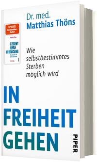 Das Buchcover zeigt auf weißem Grund den Autorennamen „Dr. med. Matthias Thöns“ oben in türkiser und blauer Serif-/Grotesk-Mischung, darunter der Untertitel „Wie selbstbestimmtes Sterben möglich wird“ in schwarzer, schlichter Typografie. Großflächig in kräftigem Blau und Türkis steht unten der Titel in drei Zeilen „IN FREIHEIT GEHEN“. Auf der linken oberen Ecke ein kleiner Aufkleber mit Autorennennung; Verlagslogo nicht beschrieben.