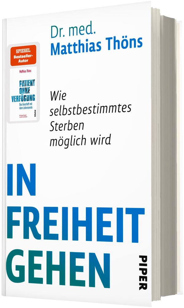 Das Buchcover zeigt auf weißem Grund den Autorennamen „Dr. med. Matthias Thöns“ oben in türkiser und blauer Serif-/Grotesk-Mischung, darunter der Untertitel „Wie selbstbestimmtes Sterben möglich wird“ in schwarzer, schlichter Typografie. Großflächig in kräftigem Blau und Türkis steht unten der Titel in drei Zeilen „IN FREIHEIT GEHEN“. Auf der linken oberen Ecke ein kleiner Aufkleber mit Autorennennung; Verlagslogo nicht beschrieben.
