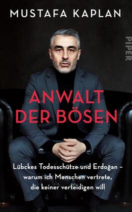 Das Buchcover zeigt einen Mann mit kurzen grauen Haaren, der in einem schwarzen Sessel sitzt. Er trägt einen schwarzen Anzug und blickt ernsthaft in die Kamera. Der Titel „ANWALT DER BÖSEN“ ist in großen, roten Buchstaben hervorgehoben. Unter dem Titel steht der Untertitel „Lübckes Todesschütze und Erdoğan – warum ich Menschen vertrete, die keiner verteidigen will“ in kleinerer, weißer Schrift. Der Hintergrund ist dunkel, was die düstere Atmosphäre des Covers verstärkt. Oben steht der Name des Autors, Mustafa Kaplan, in weißen Großbuchstaben.