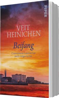 Das Buchcover zeigt einen dramatischen Sonnenuntergang über einer Küstenstadt. Der Himmel ist in kräftigen Orange- und Blautönen gehalten, die eine warme, melancholische Atmosphäre vermitteln. Am unteren Rand sind Silhouetten von Gebäuden und einem Leuchtturm zu erkennen. Der Titel „Beifang“ ist in großem, weißem, geschwungenem Schriftzug platziert, während der Autorennamen „VEIT HEINICHEN“ oben in einer klaren, modernen Schriftart erscheint. Unter dem Titel steht der Untertitel „Commissario Laurenti hat noch einiges zu tun“ in kleinerer, heller Schrift.