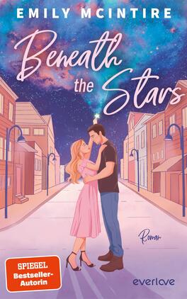 Das Buchcover zeigt ein romantisches Paar, das sich in einer malerischen, sternenklaren Nacht umarmt. Die Frau trägt ein zartes, pinkes Kleid, während der Mann in einem dunklen Oberteil und hellen Hosen gekleidet ist. Der Hintergrund zeigt eine charmante Straßenansicht mit Häusern und Laternen. Über dem Paar steht der Titel „Beneath the Stars“ in geschwungener Schrift. Die Farben sind sanft und einladend, mit einem überwiegenden Blau- und Lilaton. Am unteren Rand befindet sich ein rotes Feld mit dem Text „SPIEGEL Bestseller-Autorin“.