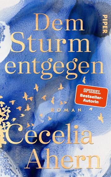Das Buchcover zeigt sanfte Wasserfarben in verschiedenen Blautönen, die eine ruhige und gleichzeitig dynamische Atmosphäre erzeugen. Der Titel „Dem Sturm entgegnen“ ist in eleganter, goldener Schrift platziert, während der Name der Autorin, Cecelia Ahern, darunter in weißer Schrift erscheint. Links oben befindet sich ein rotes Label mit dem Text „SPIEGEL Bestseller-Autorin“. Das Cover vermittelt eine Illustration von Vögeln, die durch die Farbverläufe fliegen, und verstärkt das Gefühl von Freiheit und Hoffnung.
