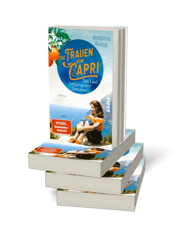 Bücherstapel des Buches „Die Frauen von Capri – Das Lied vergangener Sommer“