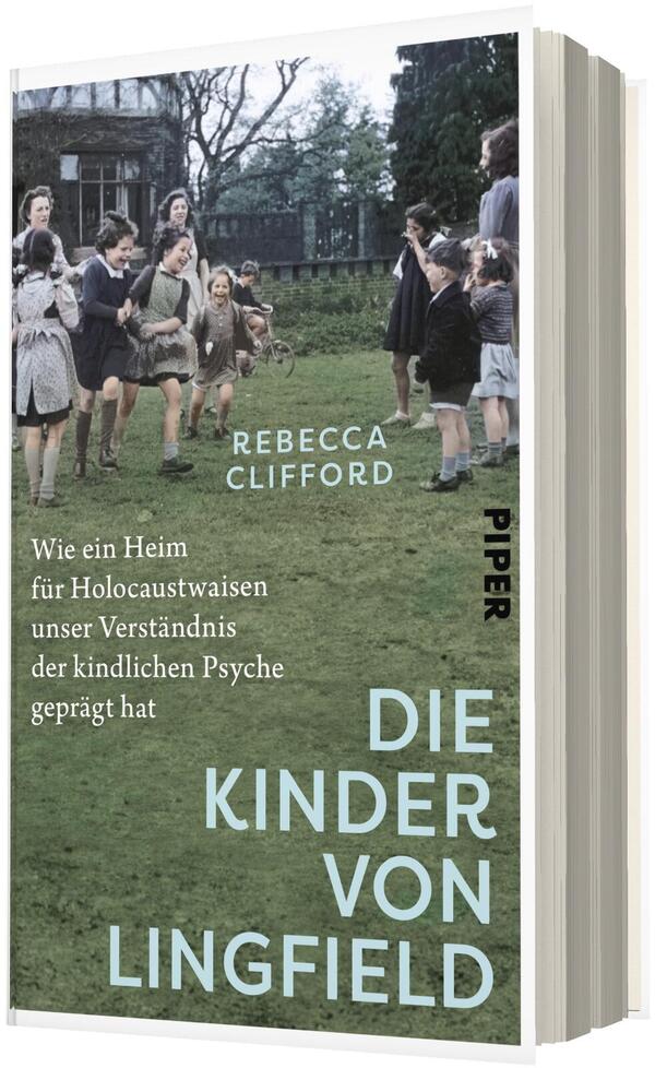 Das Buchcover zeigt ein altes Schwarzweiß-Foto mit leichter Farbbräunung, auf dem mehrere Kinder in einfacher Kleidung auf einer Rasenfläche fröhlich spielen; im Hintergrund ein Haus und Bäume. Oben mittig steht der Autorname „Rebecca Clifford“, links darunter der Untertitel in serifenloser weißer Schrift. Großflächig unten rechts der Titel „Die Kinder von Lingfield“ in hellblauer Blockschrift. Das Bild wirkt nostalgisch und nachdenklich.