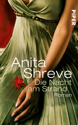 Das Buchcover zeigt eine Frau in einem eleganten, fließenden grünen Kleid, das sanft von ihrer Schulter fällt. Ihr Arm ist leicht angehoben, wobei eine Hand eine rote Blüte hält. Der Hintergrund ist in kräftigem Rot gehalten, was eine warme, intime Atmosphäre schafft. In der oberen linken Ecke steht der Name der Autorin, „Anita Shreve“, in klarer, weißer Schrift, während der Titel „Die Nacht am Strand“ in größerer Schrift darunter platziert ist. Am unteren Rand ist das Wort „Roman“ in kleinerer Schrift abgedruckt.