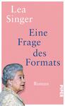 Das Buchcover zeigt einen rosa Hintergrund. In der oberen linken Ecke ist der Name der Autorin „Lea Singer“ in weißer Schrift platziert. Darunter steht der Titel „Eine Frage des Formats“ in blauer Schrift, gefolgt von dem Wort „Roman“ in kleinerer Schriftgröße. Auf der rechten Seite ist ein Portrait einer älteren Frau mit grauen Haaren und einem blauen Kleid zu sehen, die leicht seitlich blickt. Die Gestaltung vermittelt einen zeitgenössischen, nachdenklichen Eindruck.