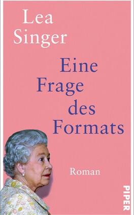 Das Buchcover zeigt einen rosa Hintergrund. In der oberen linken Ecke ist der Name der Autorin „Lea Singer“ in weißer Schrift platziert. Darunter steht der Titel „Eine Frage des Formats“ in blauer Schrift, gefolgt von dem Wort „Roman“ in kleinerer Schriftgröße. Auf der rechten Seite ist ein Portrait einer älteren Frau mit grauen Haaren und einem blauen Kleid zu sehen, die leicht seitlich blickt. Die Gestaltung vermittelt einen zeitgenössischen, nachdenklichen Eindruck.
