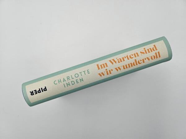 Außenansicht des Buches „Im Warten sind wir wundervoll“