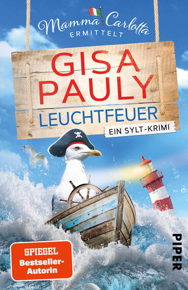 Das Buchcover zeigt vor blauem Himmel und stürmischer See ein hölzernes Schild mit roter Großschrift „GISA PAULY“ und blauer Schrift „LEUCHTFEUER“, darunter ein kleiner weißer Banner „EIN SYLT-KRIMI“. Im Vordergrund eine Möwe mit Piratenhut am Ruder eines halb versunkenen Holzbootes, rechts ein rot-weiß gestreifter Leuchtturm, links Wellen und Gischt. Oben Schriftzug „Mamma Carlotta ermittelt“, unten orangefarbener Button „SPIEGEL Bestseller-Autorin“.