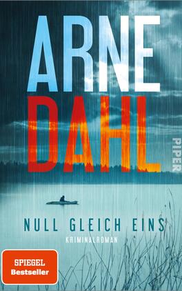 Das Buchcover zeigt eine düstere, neblige Landschaft mit einem ruhigen Gewässer, in dem sich schwache Reflexionen der Umgebung zeigen. Der Titel „NULL GLEICH EINS“ ist in orangefarbener Schrift prominent platziert, darunter erscheint das Wort „Kriminalroman“ in grauer Schrift. Der Autorname „ARNE DAHL“ hebt sich in großen, blauen Buchstaben ab. Oben links ist ein kleiner Button mit dem Text „SPIEGEL Bestseller“ in orange-weißer Schrift platziert. Die Farben vermitteln eine spannende und geheimnisvolle Atmosphäre.