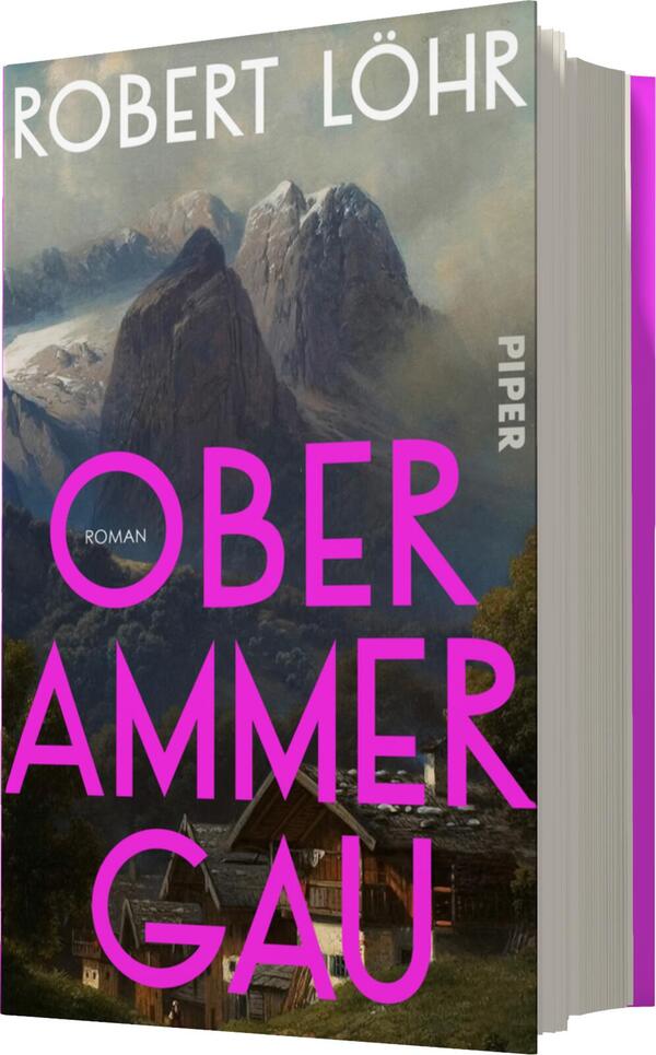Das Buchcover zeigt eine eindrucksvolle Landschaft mit majestätischen Bergen im Hintergrund und einer malerischen Siedlung im Vordergrund. Die Farbpalette reicht von sanften Blau- und Grautönen bis zu kräftigem Pink. Der Titel „OBERAMMERGAU“ ist in großen, auffälligen Buchstaben in Pink gesetzt und sticht hervor, während der Untertitel „Roman“ kleiner darunter steht. Der Autor, Robert Löhr, ist in einer klaren Schriftart am oberen Rand platziert. Die Gesamtatmosphäre vermittelt eine Verbindung zur Natur und zur klassischen Literatur.
