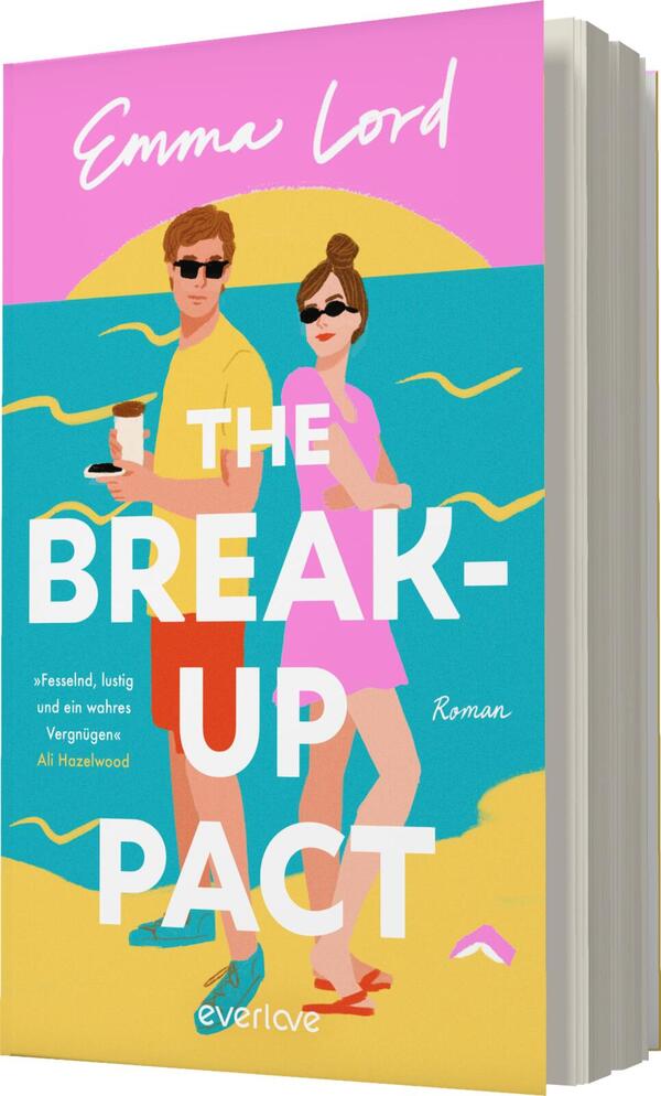 Das Buchcover zeigt eine farbenfrohe Strandszene mit zwei stilvoll gekleideten Personen, die Sonnenbrillen tragen. Links steht ein junger Mann in einem gelben Hemd, der einen Kaffeebecher hält. Rechts steht eine junge Frau in einem pinken Kleid. Hinter ihnen erstreckt sich ein hellblauer Strand mit sanften Wellen und einem pastellfarbenen Himmel in Rosa und Gelb. Der Titel „THE BREAK-UP PACT“ ist in großen, weißen Buchstaben prominent platziert, während der Zusatz „Roman“ kleiner darunter steht. Am unteren Rand befindet sich ein Zitat von Ali Hazelwood.