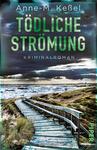 Das Buchcover zeigt eine dramatische Küstenlandschaft mit dunklen, bedrohlichen Wolken über dem Meer. Im Vordergrund führt ein geschwungener Holzsteg durch grasbewachsene Dünen bis zum Wasser. Der Titel „Tödliche Strömung“ ist in großen, grünen Buchstaben prominent platziert, während der Untertitel „Kriminalroman“ in einer schlichten Schrift darunter steht. Die Farben sind überwiegend in dunklen Blau- und Grautönen gehalten, was eine spannungsgeladene Atmosphäre vermittelt. Oben steht der Name der Autorin Anne-M. Keßel.