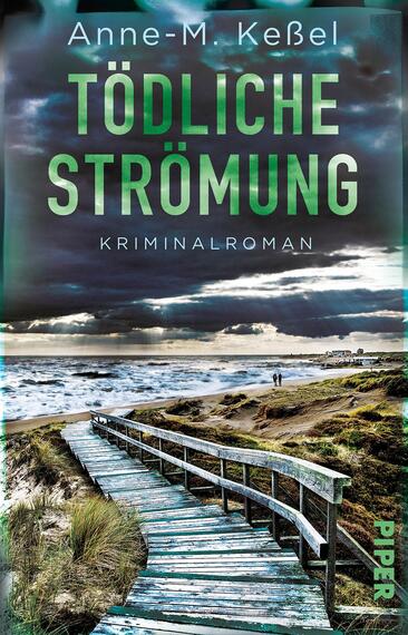 Das Buchcover zeigt eine dramatische Küstenlandschaft mit dunklen, bedrohlichen Wolken über dem Meer. Im Vordergrund führt ein geschwungener Holzsteg durch grasbewachsene Dünen bis zum Wasser. Der Titel „Tödliche Strömung“ ist in großen, grünen Buchstaben prominent platziert, während der Untertitel „Kriminalroman“ in einer schlichten Schrift darunter steht. Die Farben sind überwiegend in dunklen Blau- und Grautönen gehalten, was eine spannungsgeladene Atmosphäre vermittelt. Oben steht der Name der Autorin Anne-M. Keßel.