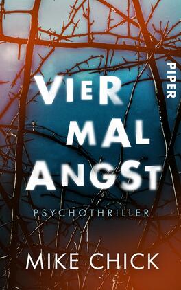 Das Buchcover zeigt eine düstere, mysteriöse Atmosphäre mit einem blauen Hintergrund, der von schwachen Schattierungen in Orange und Schwarz durchzogen wird. Im Vordergrund sind verwobene, dunkle Äste zu sehen, die den Eindruck von Bedrohung vermitteln. Der Titel „VIER MAL ANGST“ ist in großen, weißen Buchstaben platziert, während der Zusatz „PSYCHOTHRILLER“ in kleinerer Schrift darunter steht. Der Autorname „Mike Chick“ erscheint in einer eleganten Schriftart am unteren Rand des Covers.