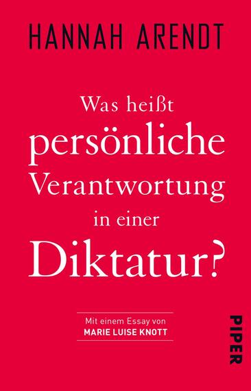 Das Buchcover zeigt einen kräftigen, roten Hintergrund. Oben steht der Name „Hannah Arendt“ in schwarzer, serifenloser Schrift. Darunter ist der Titel „Was heißt persönliche Verantwortung in einer Diktatur?“ groß und auffällig platziert, wobei das Wort „persönliche“ hervorgehoben ist. Die Typografie ist klar und modern. Am unteren Rand des Covers befindet sich der Zusatz „Mit einem Essay von Marie Luise Knott“ in kleinerer, schwarzer Schrift. Der Verlag „PIPER“ ist ebenfalls in der unteren Ecke in Weiß abgebildet.