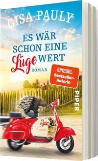 Das Buchcover zeigt eine bunte, einladende Landschaft mit einem sonnigen Himmel. Im Vordergrund steht ein rotes Moped, das mit einem Korb voller Blumen dekoriert ist. Über dem Moped ist ein stacheliger Igel abgebildet. Der Titel „Es wär schon eine Lüge wert“ ist prominent in blauer und roter Schrift platziert. Unter dem Titel steht das Wort „Roman“. In der oberen Ecke ist der Name der Autorin Gisa Pauly und das Etikett „SPIEGEL Bestseller-Autorin“ zu sehen. Das Cover vermittelt eine fröhliche, entspannte Atmosphäre.