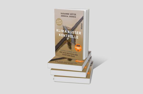 Bücherstapel des Buches „Klima außer Kontrolle“