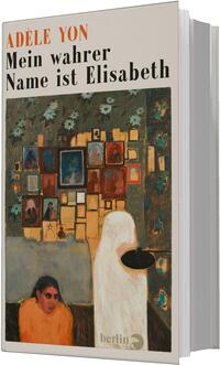 Das Buchcover zeigt oben links den Autorennamen Adèle Yon in orange Großbuchstaben und darunter den Titel Mein wahrer Name ist Elisabeth in schwarzer Serifenschrift. Darunter ein großformatiges Gemälde: eine mit Blumenmuster versehene dunkle Wand mit zahlreichen kleinen Bilderrahmen, davor zwei Figuren – eine weiß gekleidete, blass wirkende Gestalt mit einer schwarzen Schale und eine sitzende Person in orangener Kleidung und dunkler Brille. Farbton: Beige, Grün, Blau, Ocker; melancholische, intime Atmosphäre.