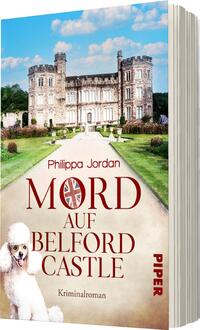 Das Buchcover zeigt ein elegantes, historisches Schloss in hellen Steinfarben, umgeben von einem gepflegten Garten mit grünen Rasenflächen. Im Vordergrund ist ein weißer Pudel abgebildet. Der Titel „MORD AUF BELFORD CASTLE“ erscheint in großen, roten Buchstaben, ergänzt durch den Untertitel „Kriminalroman“ in schwarzer Schrift. Der Autorinnenname „Philippa Jordan“ ist ebenfalls gut lesbar. Das Cover vermittelt eine spannungsgeladene, mysteriöse Atmosphäre.