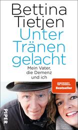 Das Buchcover zeigt ein Foto von einer älteren Person mit einem lässigen Hut und einer jüngeren Person, die lächelt. Beide blicken in die Kamera. Der Titel „Unter Tränen gelacht“ ist in einer klaren, großen Schrift in Schwarz und Blau gehalten. Der Untertitel „Mein Vater, die Demenz und ich“ steht in kleinerer Schrift darunter. In der oberen rechten Ecke befindet sich ein rotes Kästchen mit dem Aufdruck „SPIEGEL Bestseller“. Der Verlagname „PIPER“ ist am unteren Rand in grauer Schrift platziert.