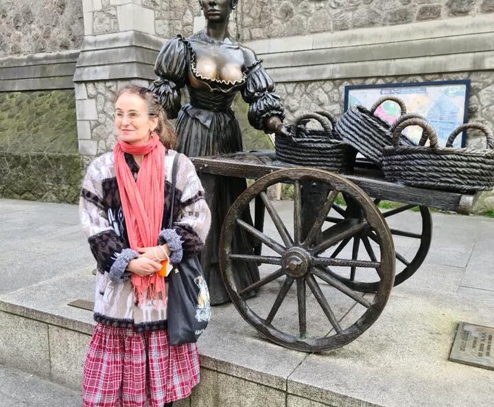 Tereza Vanek vor Molly Malone in Dublin