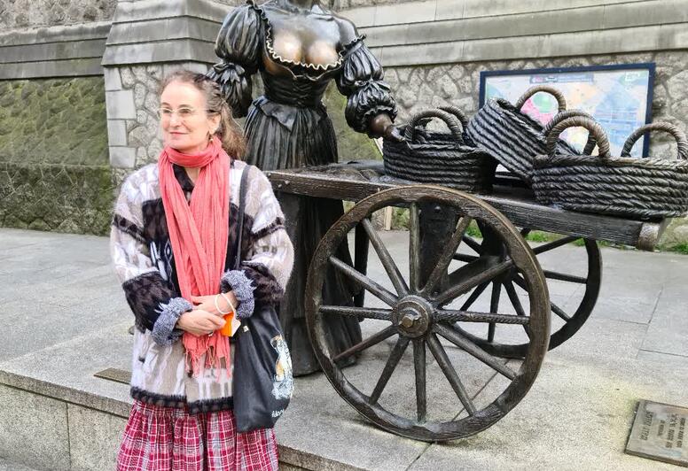 Tereza Vanek vor Molly Malone in Dublin