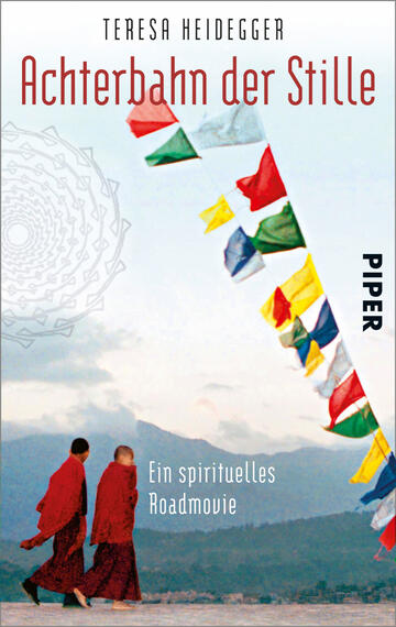 Das Buchcover zeigt zwei Mönche in traditioneller, roter und gelber Robe, die im Vordergrund stehen. Im Hintergrund sind farbenfrohe Gebetsfahnen zu sehen, die sanft im Wind flattern, während eine sanfte Berglandschaft das Bild abrundet. Der Titel „Achterbahn der Stille“ steht in geschwungener, roter Schrift oben, gefolgt vom Namen der Autorin Teresa Heidegger. Unten ist der Untertitel „Ein spirituelles Roadmovie“ in schlichter Schrift zu finden. Die Atmosphäre vermittelt eine ruhige, zugleich spirituelle Reise.