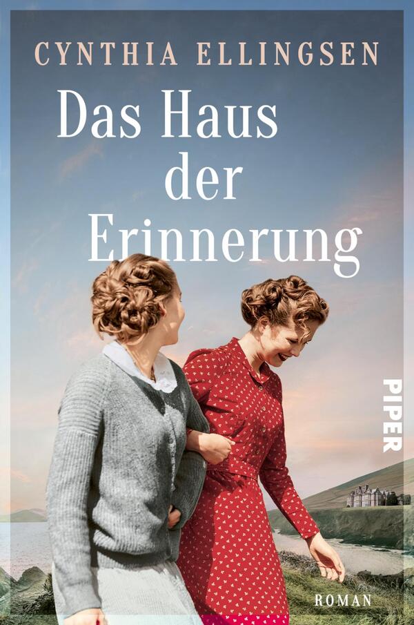 Das Buchcover zeigt zwei Frauen in historischen Kleidern, die an einer Küste stehen. Die linke Frau trägt einen grauen Pullover, während die rechte in einem roten Kleid mit weißen Punkten gekleidet ist. Im Hintergrund sieht man einen klippenreichen Strand und ein altes Gebäude. Der Himmel ist in sanften Blau- und Rosatönen gehalten. Der Titel „Das Haus der Erinnerung“ steht in großen, weißen Buchstaben über den Frauen, und der Name der Autorin, Cynthia Ellingsen, ist darüber platziert. Daneben befindet sich das Verlagslogo „PIPER“.