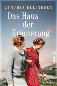 Das Buchcover zeigt zwei Frauen in historischen Kleidern, die an einer Küste stehen. Die linke Frau trägt einen grauen Pullover, während die rechte in einem roten Kleid mit weißen Punkten gekleidet ist. Im Hintergrund sieht man einen klippenreichen Strand und ein altes Gebäude. Der Himmel ist in sanften Blau- und Rosatönen gehalten. Der Titel „Das Haus der Erinnerung“ steht in großen, weißen Buchstaben über den Frauen, und der Name der Autorin, Cynthia Ellingsen, ist darüber platziert. Daneben befindet sich das Verlagslogo „PIPER“.
