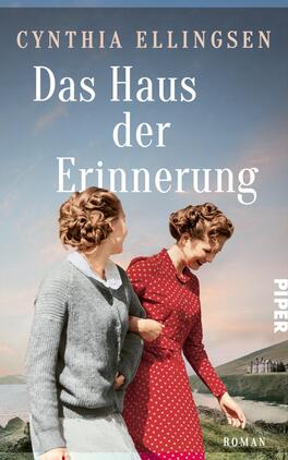 Das Buchcover zeigt zwei Frauen in historischen Kleidern, die an einer Küste stehen. Die linke Frau trägt einen grauen Pullover, während die rechte in einem roten Kleid mit weißen Punkten gekleidet ist. Im Hintergrund sieht man einen klippenreichen Strand und ein altes Gebäude. Der Himmel ist in sanften Blau- und Rosatönen gehalten. Der Titel „Das Haus der Erinnerung“ steht in großen, weißen Buchstaben über den Frauen, und der Name der Autorin, Cynthia Ellingsen, ist darüber platziert. Daneben befindet sich das Verlagslogo „PIPER“.