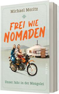 Das Buchcover zeigt eine helle, leicht strukturiert wirkende Fläche mit dem Autorennamen „Michael Moritz“ oben in gedecktem Braun und dem großen, orangefarbenen Titel „FREI WIE NOMADEN“ in handschriftlicher Typografie. Im Vordergrund sitzt eine dreiköpfige Familie auf einem orangen Motorrad; im Hintergrund steht eine traditionelle mongolische Jurte. Unten der Untertitel „Unser Jahr in der Mongolei“ in ruhigem Grün. Atmosphäre: freundliche, abenteuerliche Leichtigkeit.