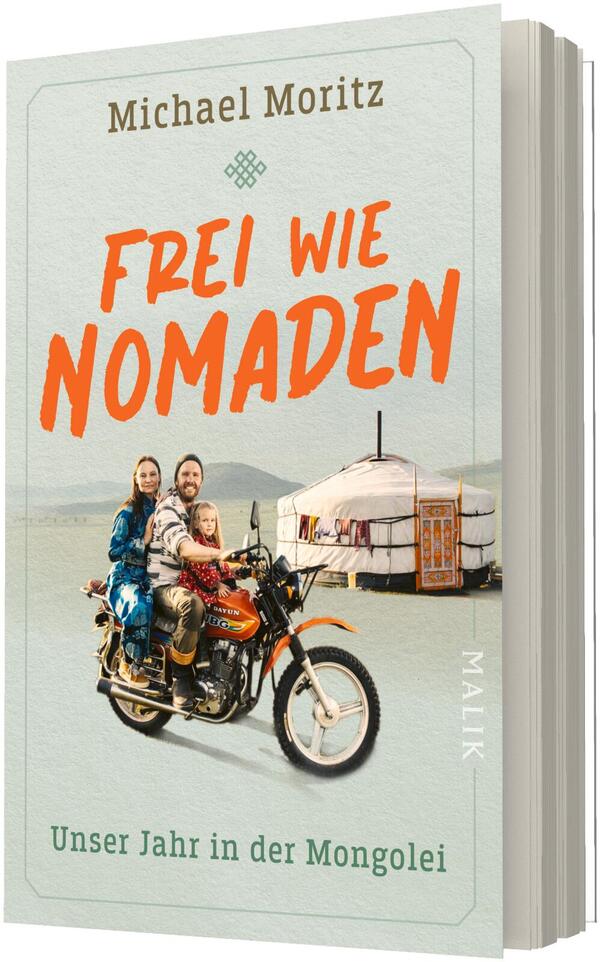 Das Buchcover zeigt eine helle, leicht strukturiert wirkende Fläche mit dem Autorennamen „Michael Moritz“ oben in gedecktem Braun und dem großen, orangefarbenen Titel „FREI WIE NOMADEN“ in handschriftlicher Typografie. Im Vordergrund sitzt eine dreiköpfige Familie auf einem orangen Motorrad; im Hintergrund steht eine traditionelle mongolische Jurte. Unten der Untertitel „Unser Jahr in der Mongolei“ in ruhigem Grün. Atmosphäre: freundliche, abenteuerliche Leichtigkeit.