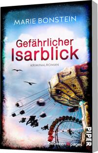 Das Buchcover zeigt einen hellen, blauen Himmel mit vereinzelten Wolken, während darunter ein pulsierendes Jahrmarktmotiv mit einem großen Riesenrad und Kettenkarussell abgebildet ist. Im Vordergrund sind silhouetteartige Vögel zu sehen, die über die Szenerie fliegen. Der Titel „Gefährlicher Isarblick“ ist in auffälliger, roter Schrift positioniert, während „Kriminalroman“ in einer kleineren Schrift darunter steht. Der Name der Autorin, Marie Bonstein, ist oben in weißer Schrift platziert. Das Cover vermittelt eine spannende und geheimnisvolle Atmosphäre.